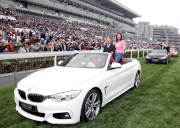 圖 15、16、17:<br>
寶馬香港打大賽冠軍「威爾頓」的馬主、練馬師及騎師,於頒獎儀式後乘坐寶馬開篷跑車,在草地跑道上巡遊,接受馬迷祝賀及答謝大家的支持。
