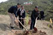 Kim K W Mak (centre), Liu Yuhe (right) and Chen Junqin (left) start the tree planting.