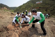 Photo 4, 5<br>
The Cluba?s Green Ambassadors plant a number of trees to embark on creating the HKJC Forest.  