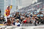貝湯美於勝出寶馬香港打大賽後向在場的馬迷致意。