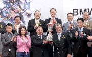 圖 7、8、9:<br>
香港賽馬會主席施文信先生在寶馬香港打大賽頒獎儀式上,將冠軍獎盃及鍍金碟頒予「威爾頓」的馬主鄭強輝先生、練馬師約翰摩亞及騎師貝湯美。