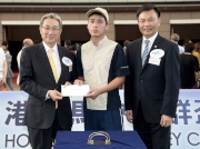 HA Chairman Professor John C Y Leong (left), accompanied by HA Chief Executive Dr Leung Pak-yin (right), presents the Best Turned Out Horse award to the winning stables assistant of Vara Pearl.
