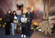 The Cluba?s Executive Director, Charities, Douglas So (1st right) presents a souvenir pack to 9-year-old primary school student Sam Siu (2nd right), the 500,000th visitor of The Hong Kong Jockey Club Series: Legends of the Giant Dinosaurs exhibition, with Director of Leisure and Cultural Services Betty Fung (1st left) and the Cluba?s Equestrian Ambassador (centre) on 12 February.
