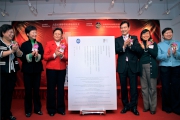 Photos 1/2:
Club Steward Dr Rita Fan Hsu Lai Tai (photo 1, 3rd left), Secretary for Development Carrie Lam (photo 1, 2nd left), Director General of Kowloon Sub-office of Central Governmenta?s Liaison Office Lin Wu (photo 1, 3rd right), Under Secretary for Home Affairs Florence Hui (photo 1, 2nd right) Chairperson of Kowloon Federation of Associations (Community Services) Foundation Limited Ko Po Ling (photo 1, 1st left) and President of Kowloon Federation of Associations Connie Wong (photo 1, 1st right) officiate at the opening ceremony.