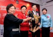 Club Steward Dr Rita Fan Hsu Lai Tai (2nd left) receives a ceramic horse from Director General of Kowloon Sub-office of Central Governmenta?s Liaison Office Lin Wu (2nd right), Chairperson of Kowloon Federation of Associations (Community Services) Foundation Limited Ko Po Ling (1st left), and President of Kowloon Federation of Associations Connie Wong (1st right).   