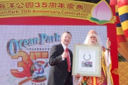 The Cluba?s Chief Executive Officer Winfried Engelbrecht-Bresges (left) presents a birthday gift to Ocean Park Chairman Allan Zeman (right).  The gift is a horseshoe worn by the worlda?s best sprinter of his day, Silent Witness, which symbolises Hong Konga?s success and can-do-spirit. 

