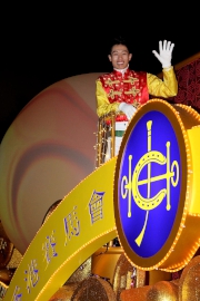 Photo 8 and Photo 9: Champion apprentice jockey Vincent Ho and HKJC-supported equestrian rider Kenneth Cheng wave New Year greetings to the crowds.