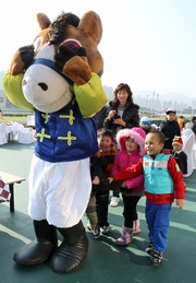 圖1至圖7:<BR>
今早在沙田馬場舉行的「與星相聚場畔早餐會」場面熱鬧。