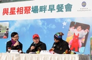 圖9、圖10:<br>
「人人興旺」練馬師葉楚航與馬迷交流,他期待愛駒於國泰航空香港一哩錦標交出進步表現。