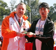 The Club's Chief Executive Officer Winfried Engelbrecht-Bresges (left) receives a souvenir from a disabled athlete (right) and says it is very encouraging to have more than 1,600 able-bodied and disabled runners from Hong Kong, Guangdong Province, Macau and Taiwan at today's special marathon.