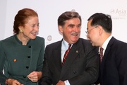 Club Chairman T Brian Stevenson (centre), Asia Society Co-Chair and ASHK Center Chairman Ronnie Chan (right) and Asia Society Global Co-Chair Henrietta H.Fore(left) at the opening ceremony. 