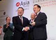 HKSAR Chief Executive Donald Tsang (right) receives souvenir from Asia Society Co-Chair and ASHK Center Chairman Ronnie Chan (left).