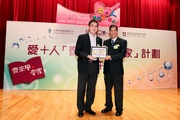 The Jockey Club's Executive Director, Charities, Douglas So (left) receives a souvenir from CFSC Chairman of the Board Prof Alex Kwan (right) to thank the Club for its support of the project.