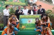 Club Chairman T Brian Stevenson (2nd left) joins Secretary for Home Affairs Tsang Tak-sing (1st right), Ocean Park Chairman Dr Allan Zeman (2nd right) and Deputy Director in General, Department of Forestry of Sichuan Province Jiang Chu (3rd left) at the opening ceremony of The Hong Kong Jockey Club Sichuan Treasures.