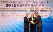 The HKICT 2012 Gold Award in the Best Ubiquitous Networking (Mobile Infotainment Application) category goes to the HKJC Mobile Betting Service App. The Cluba?s Head of Interactive Services Abel Chan (left) and service vendor Jason Chiu, CEO of Cherrypicks Ltd (right), receive the trophy from the Award Assessor John Chiu.