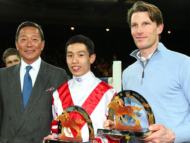 冠軍隊伍成員何澤堯及世界排名第六的法國騎手Kevin Staut與馬會主席葉錫安博士。