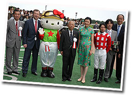 香港賽馬會行政總裁應家柏先生 獲邀跟日本的旅遊大使Hello Kitty一同與勝出賽事的馬主及騎練合照