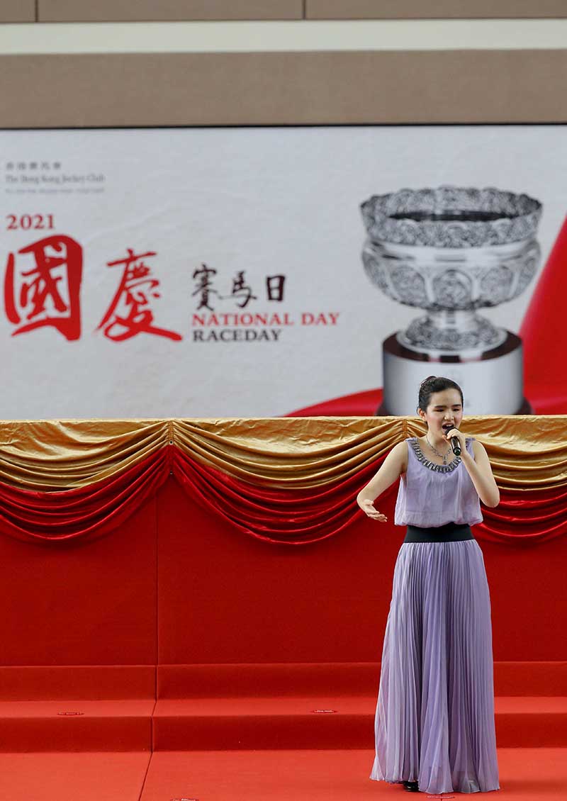 香港賽馬會獎學金得主及女高音蕭凱恩小姐領唱國歌。