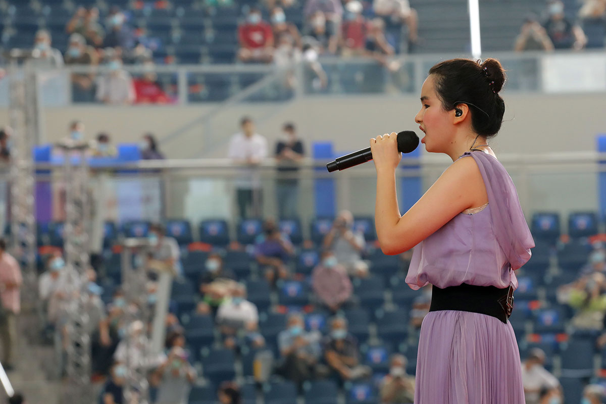 香港賽馬會獎學金得主及女高音蕭凱恩小姐領唱國歌。